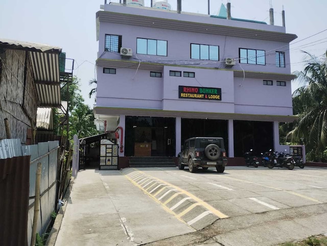 SPOT ON Rhino Bunker Restaurant &lodge