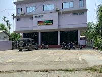 SPOT ON Rhino Bunker Restaurant &lodge