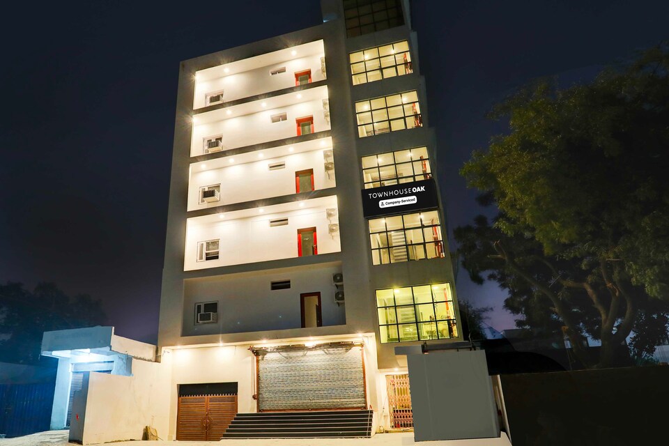 [Day Stay - 12 Hrs Slot : 8 AM to 8 PM] Super Townhouse Oak Pahadiya, Godowlia, Varanasi