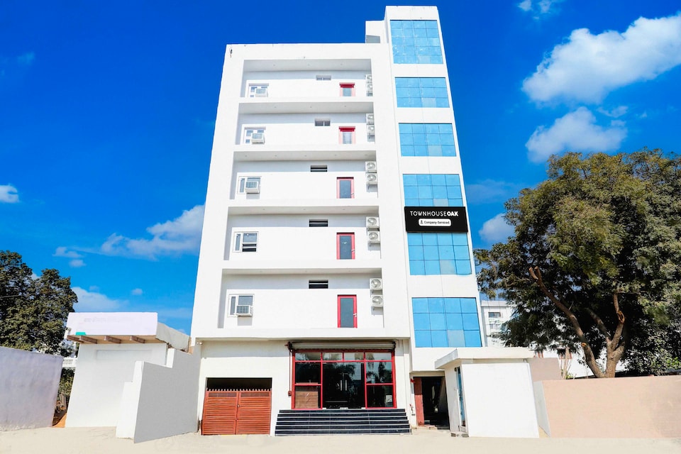 [Day Stay - 12 Hrs Slot : 8 AM to 8 PM] Super Townhouse Oak Pahadiya, Godowlia, Varanasi