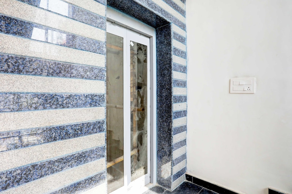 [Day Stay - 12 Hrs Slot : 8 AM to 8 PM] Super Townhouse Oak Pahadiya, Godowlia, Varanasi
