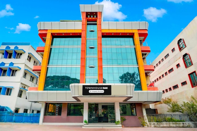 [Day Stay - 12 Hrs Slot : 8 AM to 8 PM] Collection O City Bus Station Mysuru