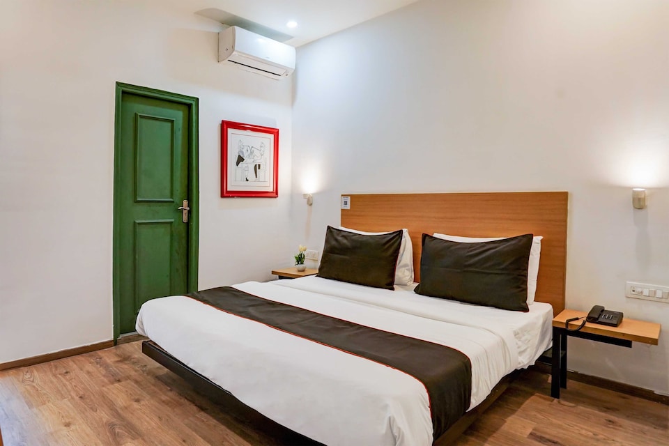 Power Break Dharam Tower, Sector 64 near worldmark mall (6 Hrs Stay), Golf Course Road, Gurgaon