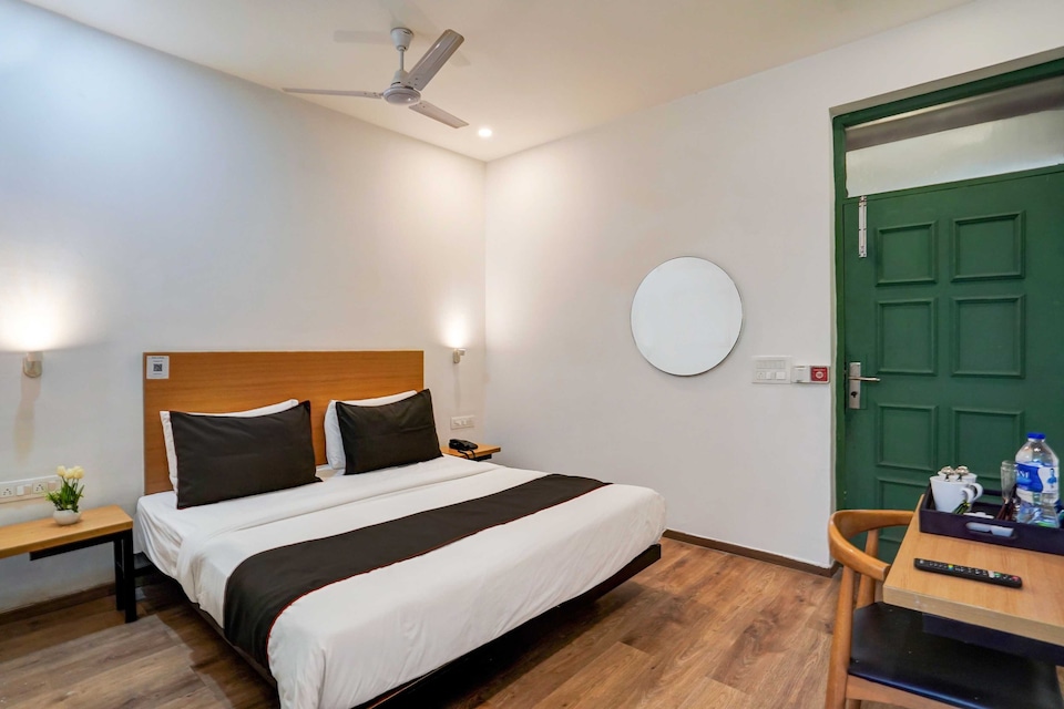 Power Break Dharam Tower, Sector 64 near worldmark mall (6 Hrs Stay), Golf Course Road, Gurgaon