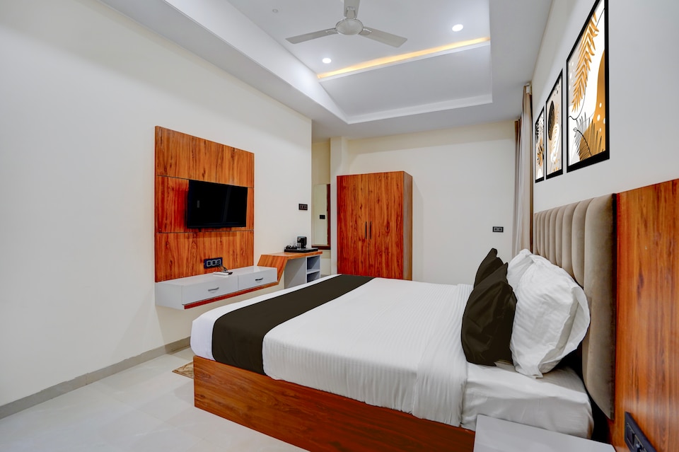 Super Townhouse Cosmos Mall Ujjain Formerly Ashok Sadhna, Mahakal Temple, Ujjain