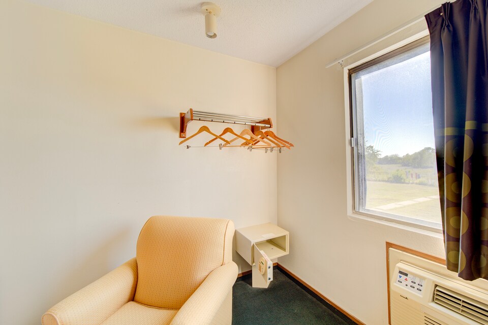 Capital O Amerihost Inn and Suites Kingdom City Hwy 54 MO, C65262, Kingdom City, MO