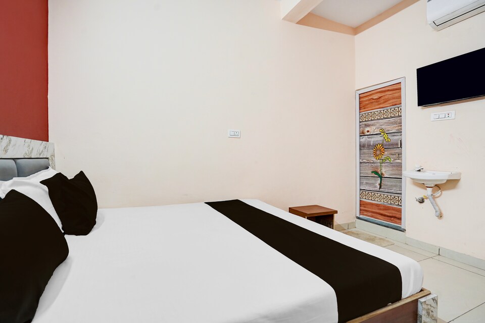 SPOT ON Maddy's Resort , Rajender Nagar, Indore