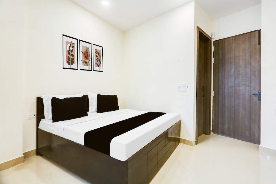 Hotel O A K Residency, Rajouri Garden Delhi, Delhi