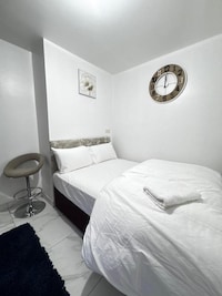 OYO Unique Guestroom - Farnworth, Easy Access to Bolton