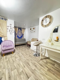 OYO Unique Guestroom - Farnworth, Easy Access to Bolton