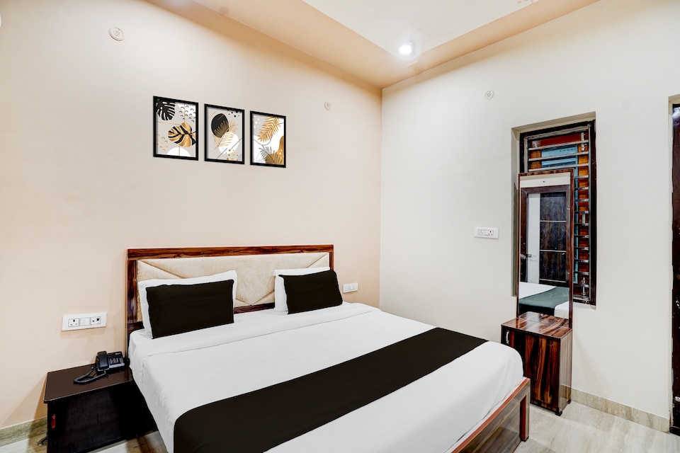Hotel O MEERA RESIDENCY , Station Road Mathura, Mathura