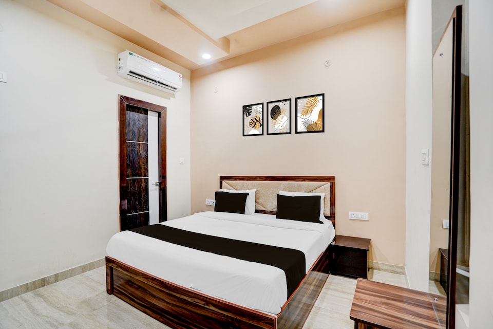 Hotel O MEERA RESIDENCY , Station Road Mathura, Mathura