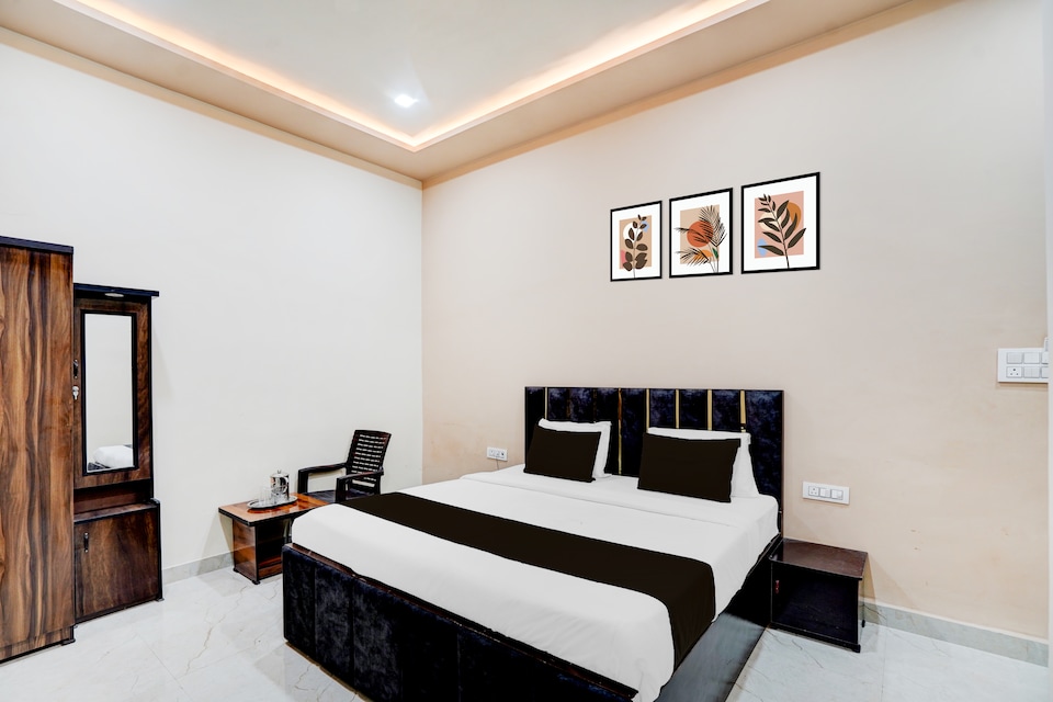 Hotel O MEERA RESIDENCY , Station Road Mathura, Mathura