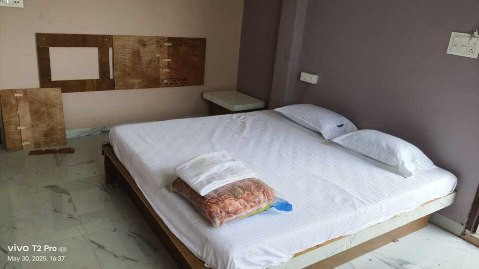 SPOT ON Hotel Parag Palace, Khategaon, Khategaon