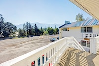 Capital O Stevenson Inn Riverside