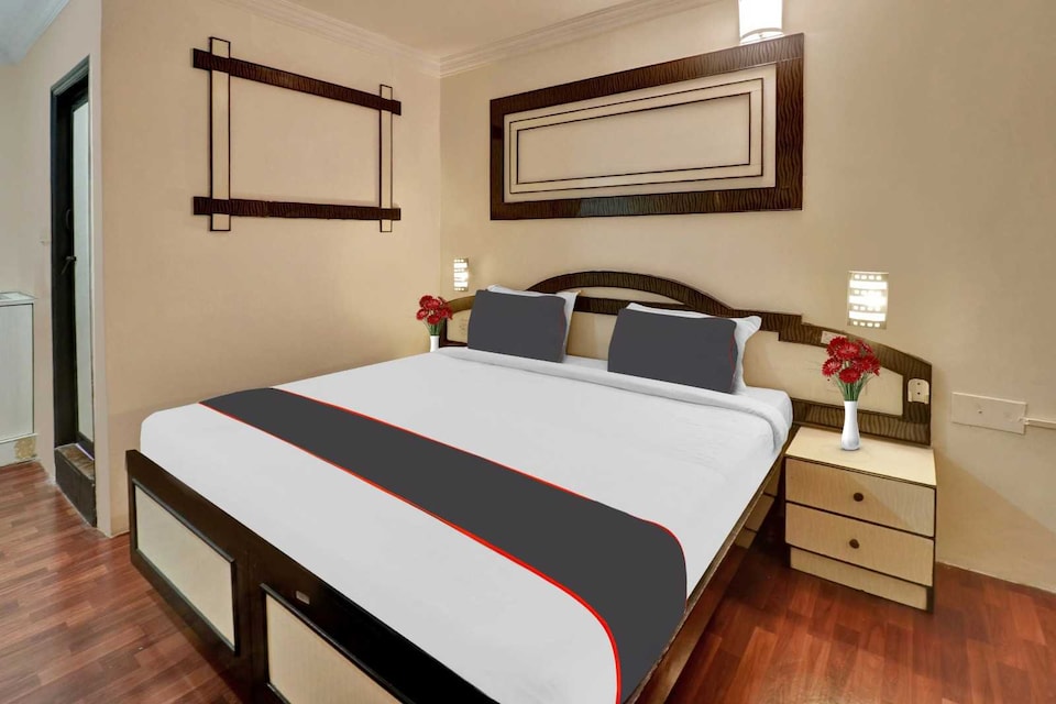 Collection O DTU Rohini Formerly Hotel Golden, Rohini Delhi, Delhi