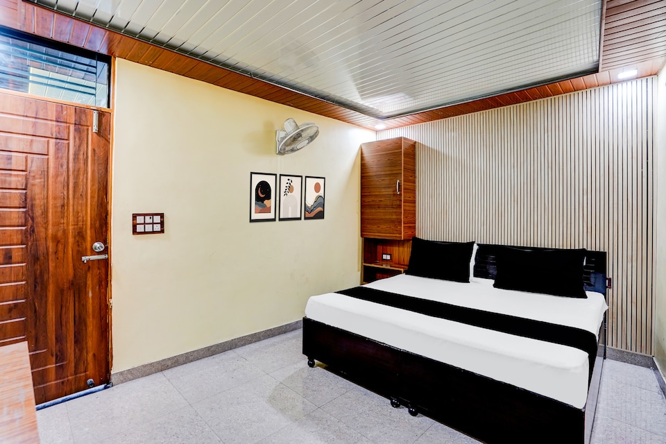 SPOT ON Hotel Doon Lotus | Iconic Rooftop Cafe | Party Hall, Dehradun Railway Station, Dehradun