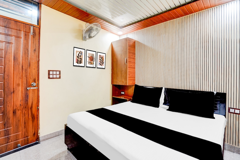 SPOT ON Hotel Doon Lotus | Iconic Rooftop Cafe | Party Hall, Dehradun Railway Station, Dehradun