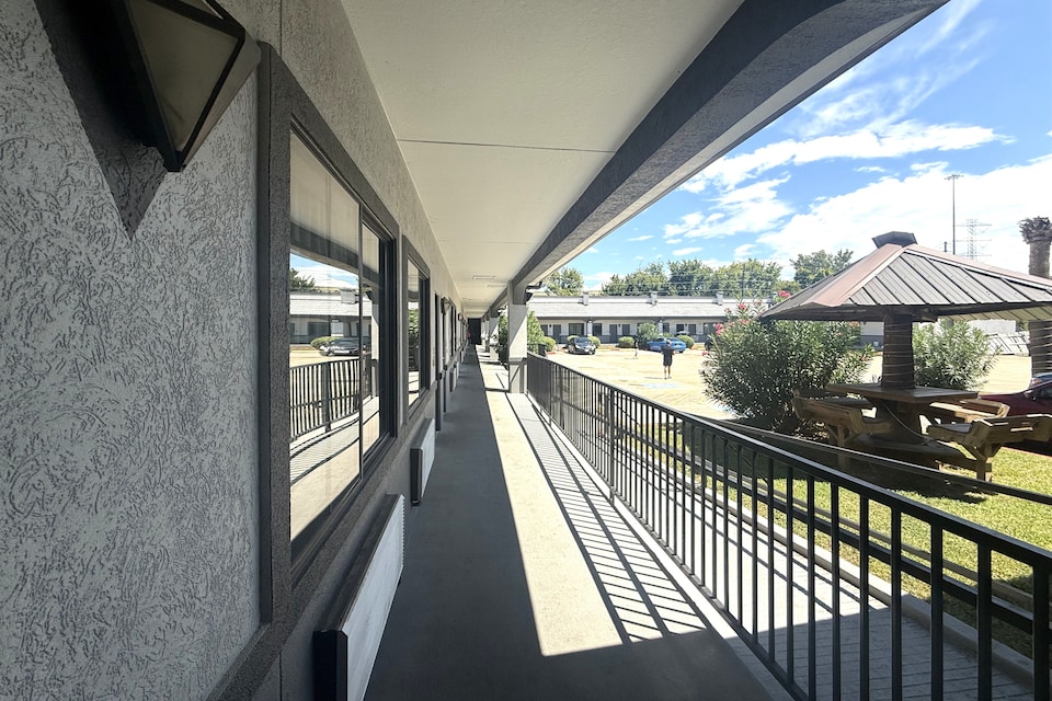 Hotel O Regency Suites Houston - IAH Beltway 8, C77060, Houston