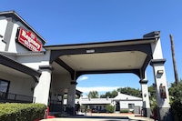 Hotel O Regency Suites Houston - IAH Beltway 8