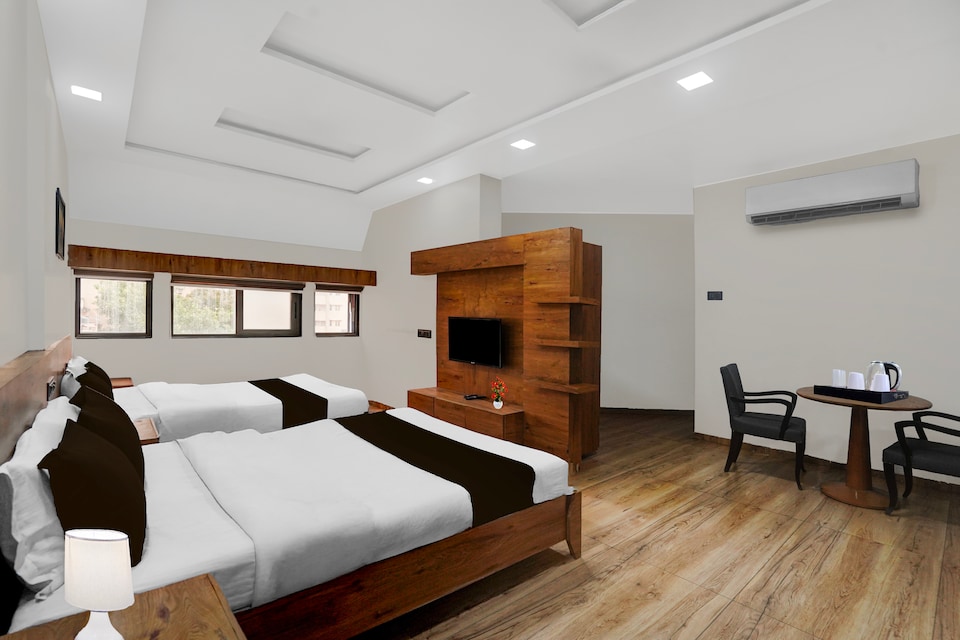 Collection O Race Course Garden Rajkot Formerly Shahi Darbar, Dhebar Road, Rajkot