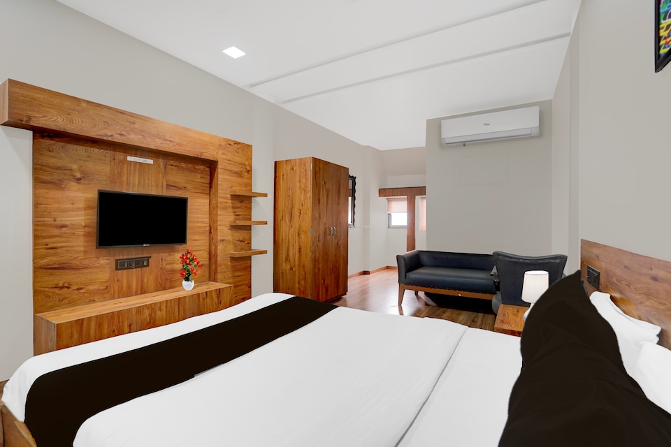 Collection O Race Course Garden Rajkot Formerly Shahi Darbar, Dhebar Road, Rajkot