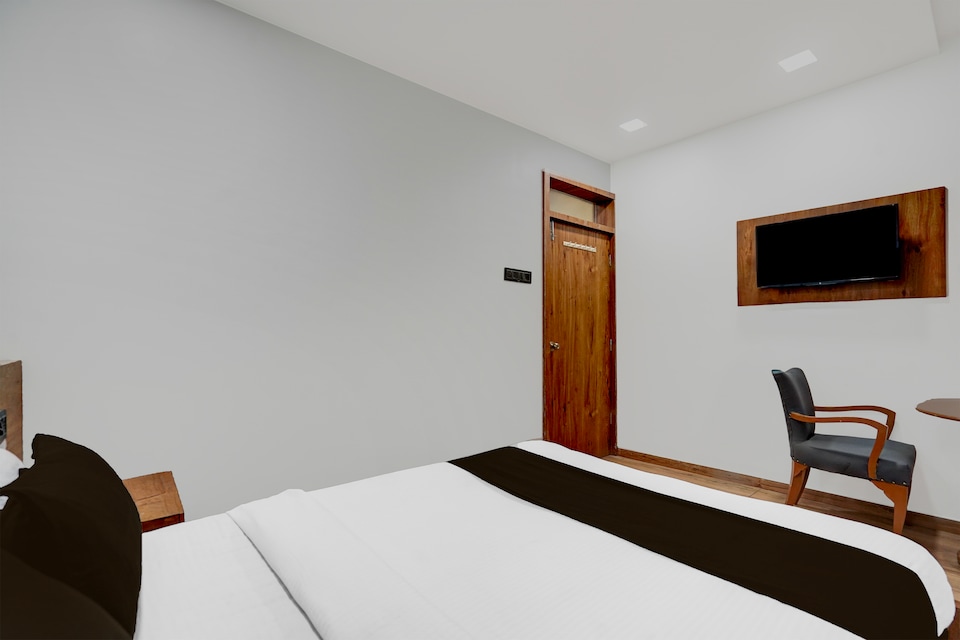 Collection O Race Course Garden Rajkot Formerly Shahi Darbar, Dhebar Road, Rajkot