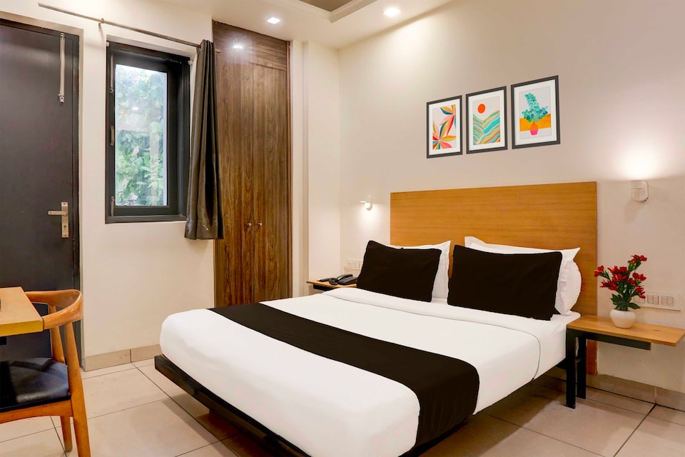 Townhouse Oak Samaypur Badli Metro, Pitampura - Rohini Delhi, Delhi