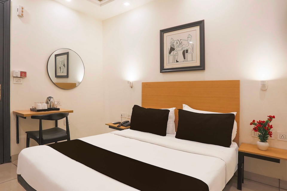 Townhouse Oak Samaypur Badli Metro, Pitampura - Rohini Delhi, Delhi