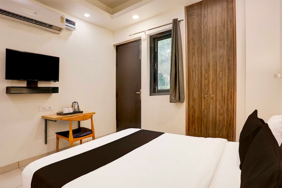 Townhouse Oak Samaypur Badli Metro, Pitampura - Rohini Delhi, Delhi