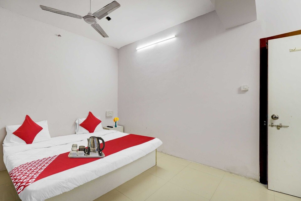 Power Break Hotel O Cozy Rooms (6 Hrs Stay), Airport Surat, Surat