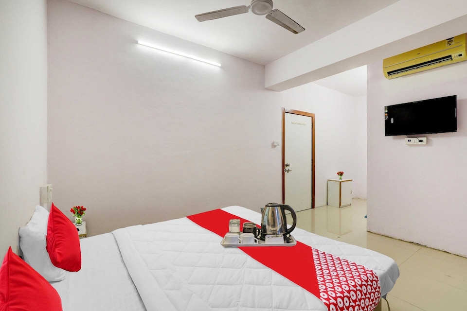 Power Break Hotel O Cozy Rooms (6 Hrs Stay), Airport Surat, Surat