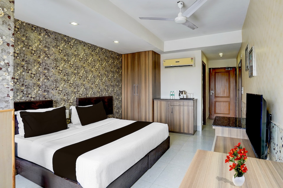 Super Townhouse Oak ONGC Crossway Formerly Hotel Gold Stone Comfort, Chakrata Road Dehradun, Dehradun