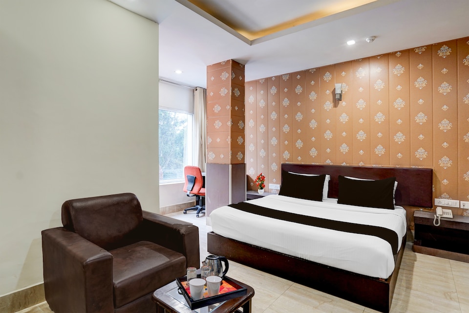 Super Townhouse Oak ONGC Crossway Formerly Hotel Gold Stone Comfort, Chakrata Road Dehradun, Dehradun