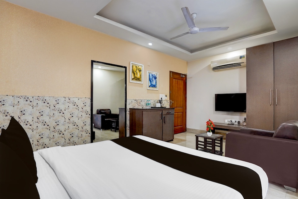 Super Townhouse Oak ONGC Crossway Formerly Hotel Gold Stone Comfort, Chakrata Road Dehradun, Dehradun