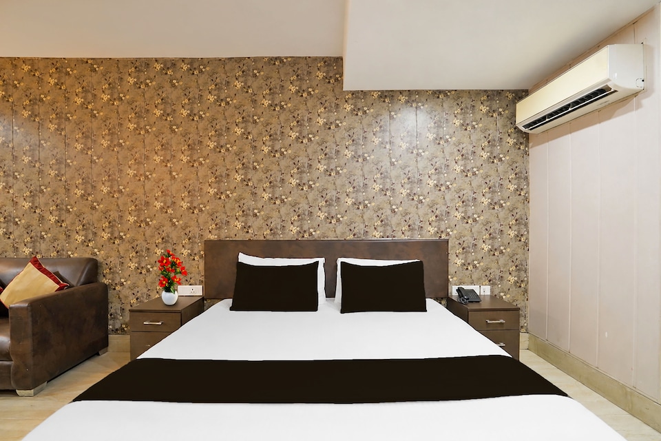 Super Townhouse Oak ONGC Crossway Formerly Hotel Gold Stone Comfort, Chakrata Road Dehradun, Dehradun