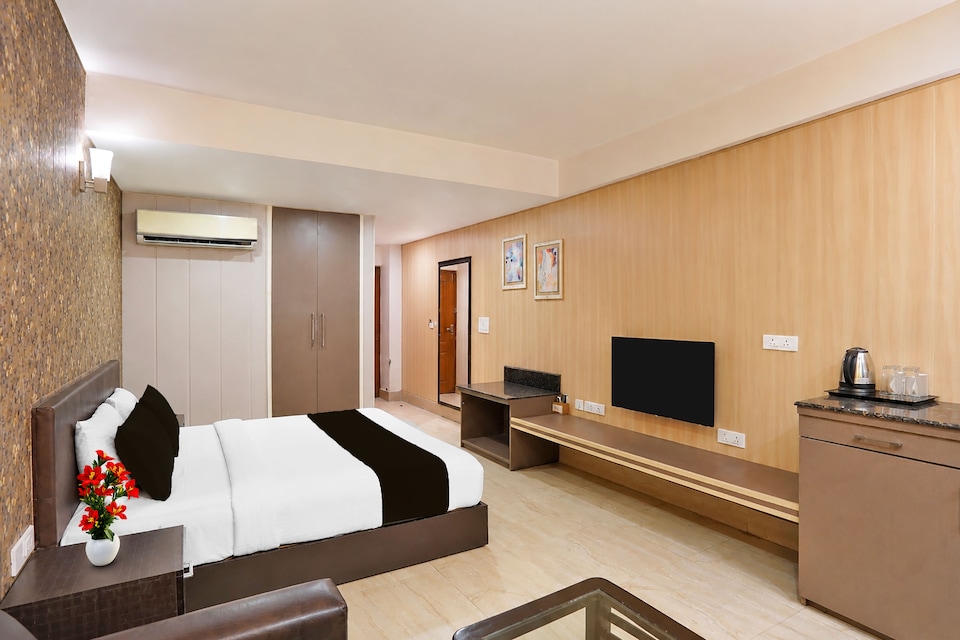 Super Townhouse Oak ONGC Crossway Formerly Hotel Gold Stone Comfort, Chakrata Road Dehradun, Dehradun