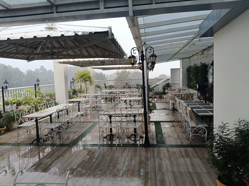 Super Townhouse Oak ONGC Crossway Formerly Hotel Gold Stone Comfort, Chakrata Road Dehradun, Dehradun