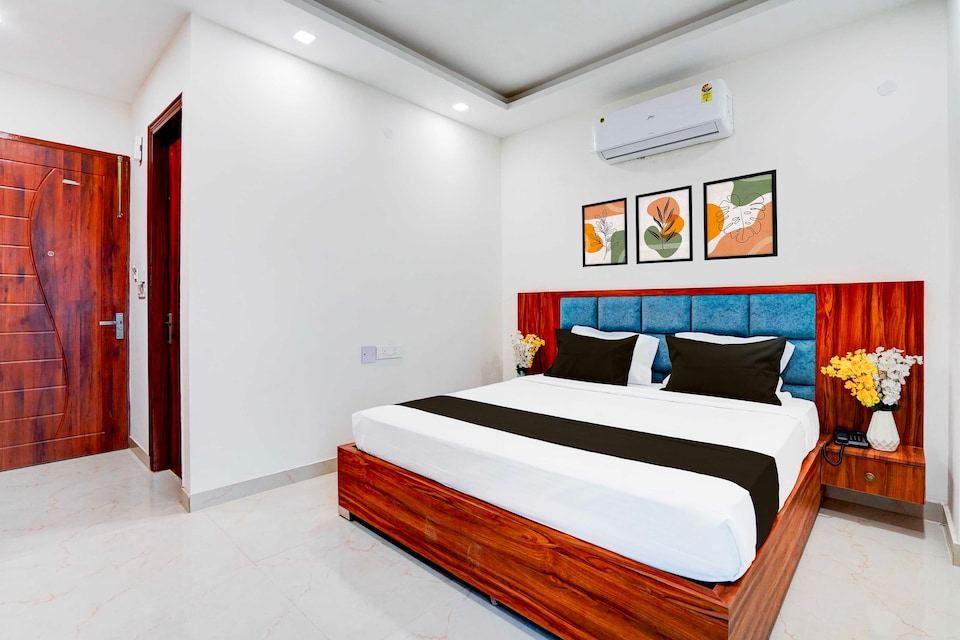 Collection O Noida Sector 83 Metro Station, Noida Expressway SEZ, Noida