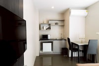 RQ Bangkok Sukhumvit 107 by Collection O