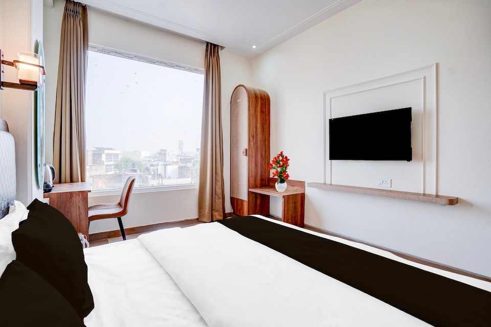 Townhouse Oak Lahartara Railway Bridge Near Bus Stop, Sigra, Varanasi