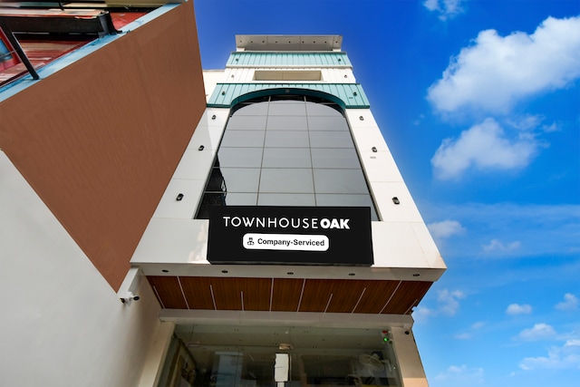 [Day Stay - 12 Hrs Slot: 8 AM to 8 PM] Collection O Yamuna Bridge Prayagraj