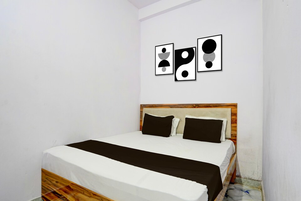 Hotel O The Moon in, Rambagh Allahabad, Prayagraj