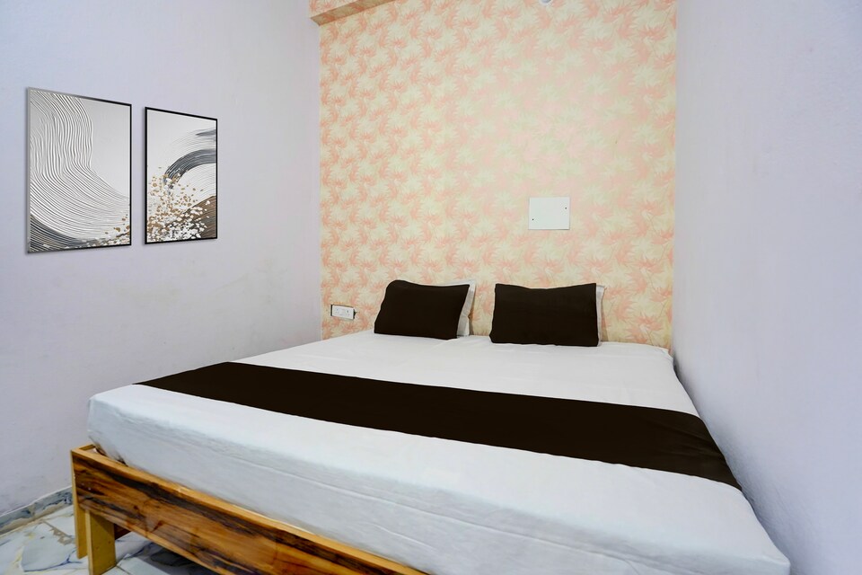 Hotel O The Moon in, Rambagh Allahabad, Prayagraj