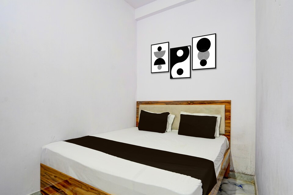 Hotel O The Moon in, Rambagh Allahabad, Prayagraj