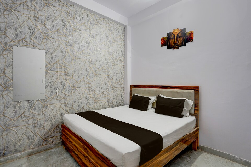 Hotel O The Moon in, Rambagh Allahabad, Prayagraj