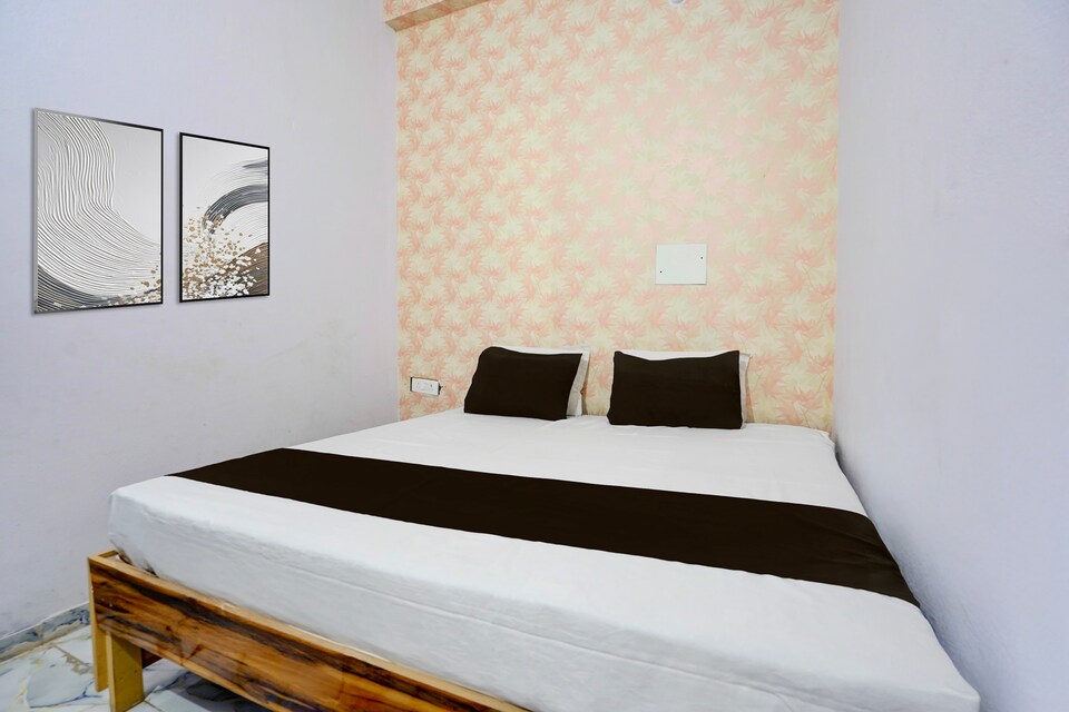 Hotel O The Moon in, Rambagh Allahabad, Prayagraj