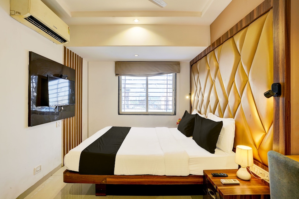 Collection O Chhatrapati Shivaji Maharaj Metro Station, Mumbai CST-Churchgate-Colaba, Mumbai