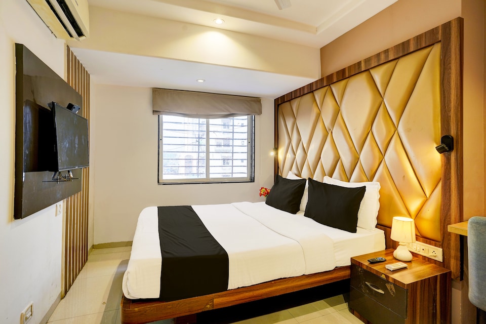 Collection O Chhatrapati Shivaji Maharaj Metro Station, Mumbai CST-Churchgate-Colaba, Mumbai