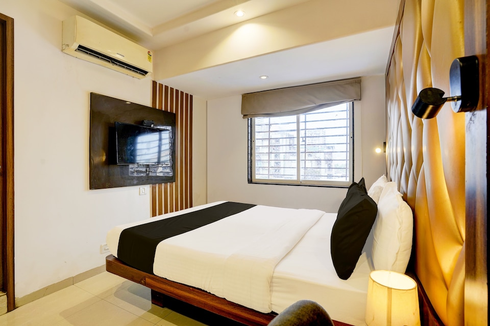 Collection O Chhatrapati Shivaji Maharaj Metro Station, Mumbai CST-Churchgate-Colaba, Mumbai